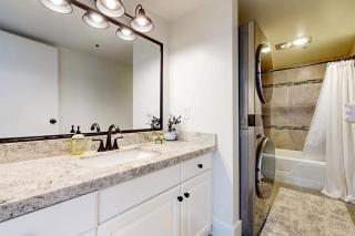 Modern condo with shared pool & hot tub Ski-in - ski-out free WiFi - 3