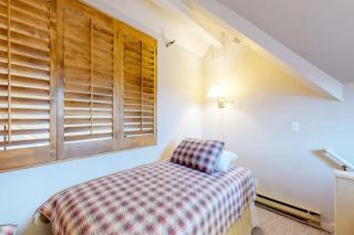 Comfortable ski-in - ski-out condo with shared pool hot tub & gym - 5