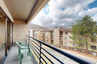 Mountain-view condo with fireplace near skiing & main street on shuttle route - 6