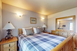 Spacious condo with loft - walk to ski lifts & restaurants - 2