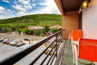 Top Level Downtown Condo with Fast WIFi Balcony & Great Location - Skiing Nearby - 0