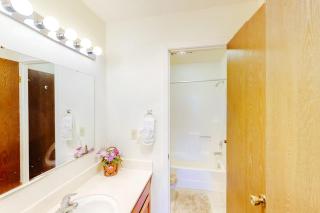 Cozy condo with fireplace clubhouse access free Wifi & shared Pool & Hot Tub - 1