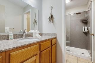 Cozy condo with fireplace clubhouse access free Wifi & shared Pool & Hot Tub - 2