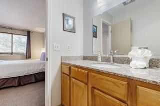 Cozy condo with fireplace clubhouse access free Wifi & shared Pool & Hot Tub - 1