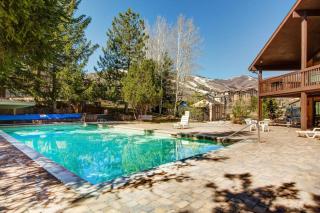 Cozy condo with fireplace clubhouse access free Wifi & shared Pool & Hot Tub - 9