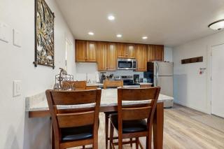 Charming Red Pines getaway minutes from slopes with stunning alpine views - 1