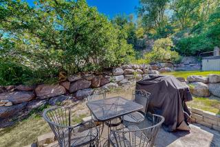 Charming townhome with private hot tub foosball table easy canyon access - 7