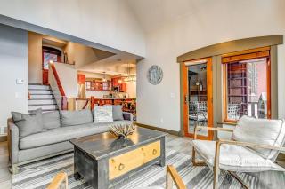 Resort Townhome with Deck Grill Fireplace WiFi Shared Pool & Hot Tub-Sauna - 5