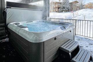 Dog-Friendly Townhome with WiFi Private Hot Tub AC Gas Fireplace Balcony Grill - 8