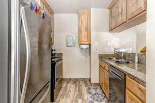 Ground-floor condo with pool hot tub fireplace washer & dryer & mountain view - 1