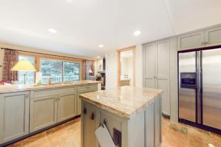 Three-story townhome with fireplace & decks - steps to shuttle & rec center - 1