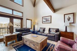 3-story mtn-view townhouse with private hot tub fireplace grill balcony W&D - 6