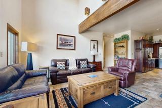 3-story mtn-view townhouse with private hot tub fireplace grill balcony W&D - 5