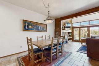 3-story mtn-view townhouse with private hot tub fireplace grill balcony W&D - 3