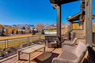 Luxury townhome on the golf course with 3 fireplaces gas grill & great view - 8