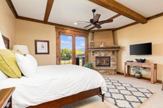 Luxury townhome on the golf course with 3 fireplaces gas grill & great view - 0