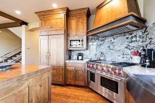 Luxury townhome on the golf course with 3 fireplaces gas grill & great view - 9