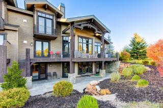 Luxury townhome on the golf course with 3 fireplaces gas grill & great view - 0
