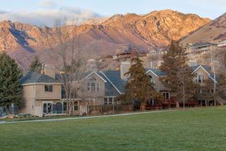 Newly remodeled home with arge private hot tub fireplace & nearby park - 8
