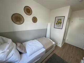 Hostel by BookieBooking - 1