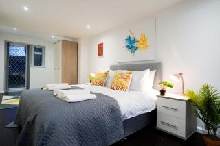 Spacious 4-Bed Contractor House with Parking and Fast WiFi in Luton by Jesswood Properties - 6