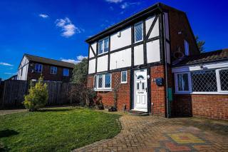 Spacious 4-Bed Contractor House with Parking and Fast WiFi in Luton by Jesswood Properties - 8