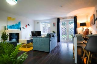 Spacious 4-Bed Contractor House with Parking and Fast WiFi in Luton by Jesswood Properties - 1