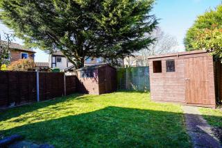 Spacious 4-Bed Contractor House with Parking and Fast WiFi in Luton by Jesswood Properties - 3