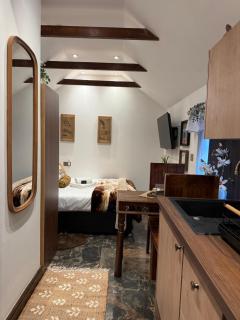 Studio D - Newly renovated private 1 bed studio near Trent Bridge Cricket Ground and National Water Sports Centre - 7
