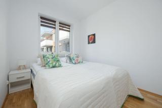 Modern Apartment with a Balcony and 2 Parking Spaces by Noclegi Renters - 9