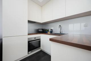 Modern Apartment with a Balcony and 2 Parking Spaces by Noclegi Renters - 8
