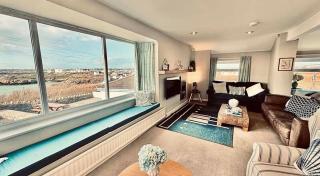 Porth Diana House -SLEEPS 10- SEA VIEWS- TREARDDUR - 9