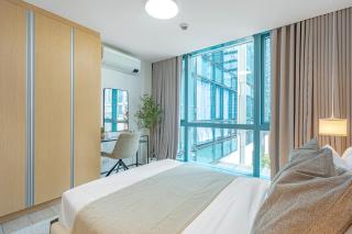 Uptown BGC 1BR Warm Modern Luxe Suite City View - 4
