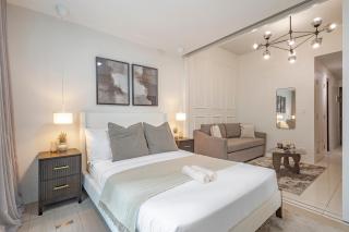 Uptown BGC 1BR Warm Modern Luxe Suite City View - 0