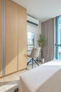 Uptown BGC 1BR Warm Modern Luxe Suite City View - 1