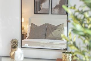 Uptown BGC 1BR Warm Modern Luxe Suite City View - 2