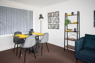 5 BR House Sleeps 10, Fast Wi-Fi, Free Parking, city centre - 3