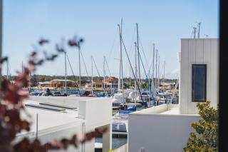 Modern Coastal Townhouse Beach & Marina Views - 9