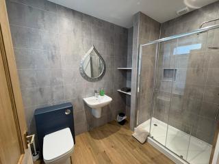 No 2 Middle Essie Farm Cottage - St Fergus - Peterhead 5 miles - newly refurbished to high standard - 2 double bedrooms - 2 bathrooms - suit contractors - plenty off road parking - 6