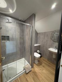 No 2 Middle Essie Farm Cottage - St Fergus - Peterhead 5 miles - newly refurbished to high standard - 2 double bedrooms - 2 bathrooms - suit contractors - plenty off road parking - 5