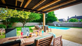 Spacious 5 Bedroom House by Jesswood Properties with Private Pool Parking x 3 - 0