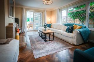 Spacious 5 Bedroom House by Jesswood Properties with Private Pool Parking x 3 - 7