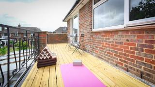 Spacious 5 Bedroom House by Jesswood Properties with Private Pool Parking x 3 - 4