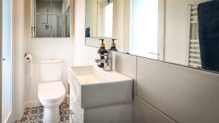 Spacious 5 Bedroom House by Jesswood Properties with Private Pool Parking x 3 - 3