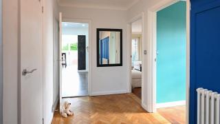 Spacious 5 Bedroom House by Jesswood Properties with Private Pool Parking x 3 - 1