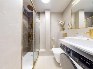 The Central Suite Apartment with Balcony and AC - 8