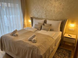 La Luna Deluxe Room with Pool & Jacuzzi, Bikes and Secured Parking - 3
