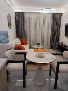 Luxe retreat 1Br near junction mall Pool,Gym,Fast WiFi - 2
