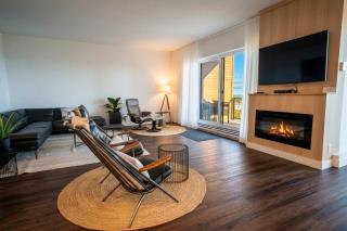 Bright Condo with Pool and Stunning View - 8