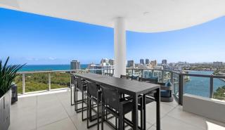 Modern Waterfront Retreat - 4